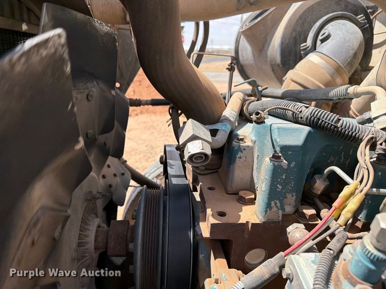 image for item DV8605 1995 International F4900 digger derrick truck