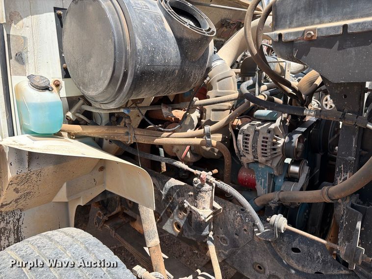 image for item DV8605 1995 International F4900 digger derrick truck
