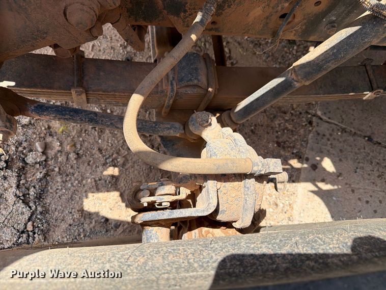 image for item DV8605 1995 International F4900 digger derrick truck