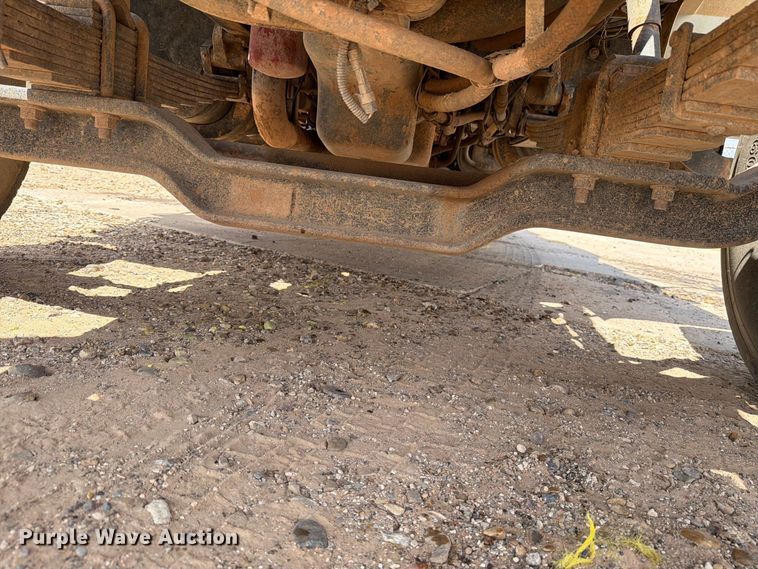 image for item DV8605 1995 International F4900 digger derrick truck