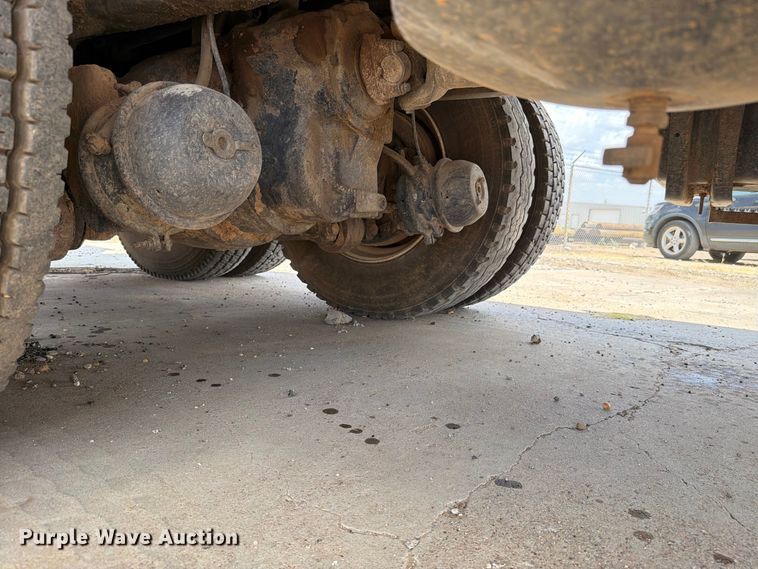 image for item DV8605 1995 International F4900 digger derrick truck