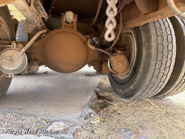 image for item DV8605 1995 International F4900 digger derrick truck
