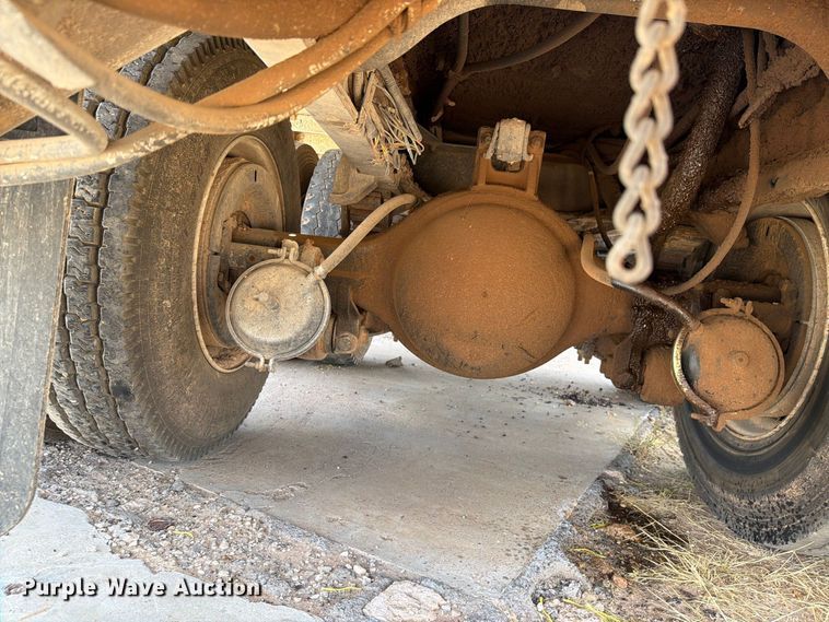 image for item DV8605 1995 International F4900 digger derrick truck