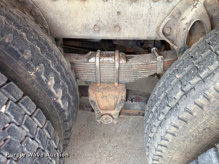 image for item DV8605 1995 International F4900 digger derrick truck