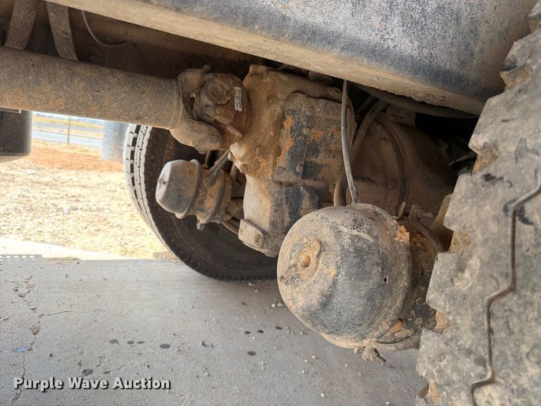 image for item DV8605 1995 International F4900 digger derrick truck