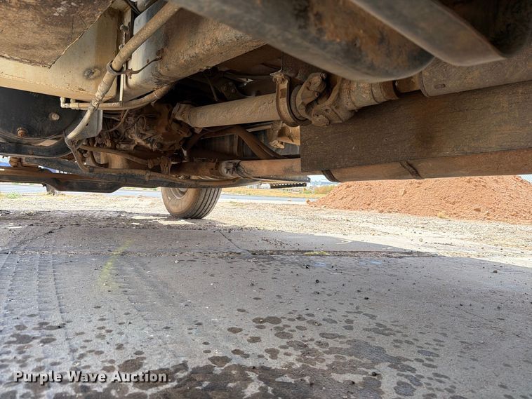 image for item DV8605 1995 International F4900 digger derrick truck