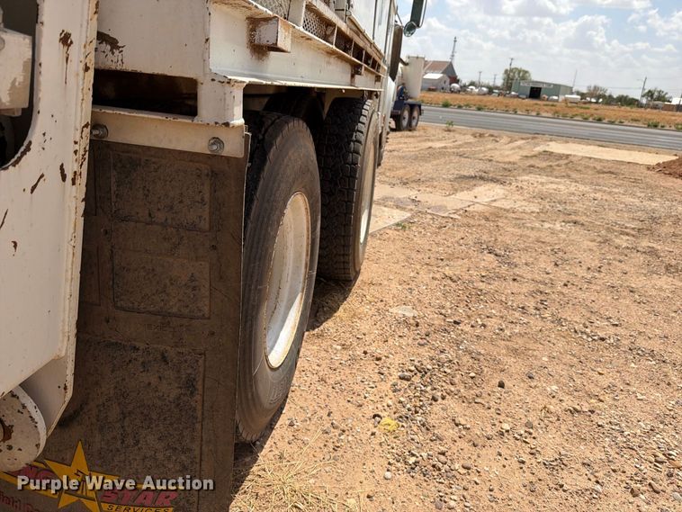 image for item DV8605 1995 International F4900 digger derrick truck