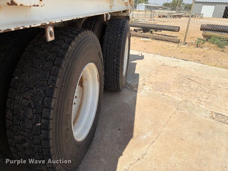 image for item DV8605 1995 International F4900 digger derrick truck