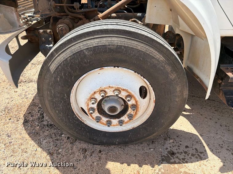 image for item DV8605 1995 International F4900 digger derrick truck