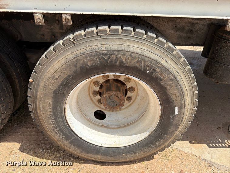 image for item DV8605 1995 International F4900 digger derrick truck
