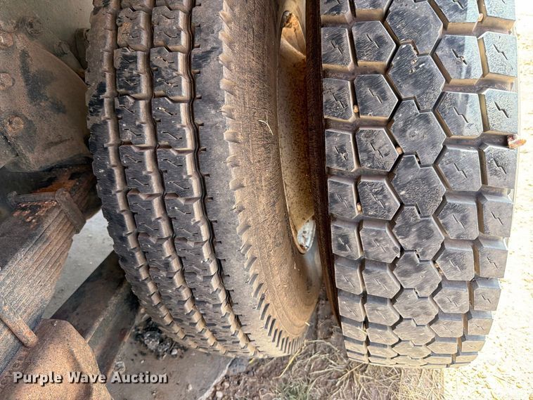 image for item DV8605 1995 International F4900 digger derrick truck