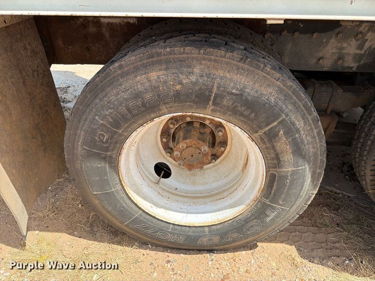 image for item DV8605 1995 International F4900 digger derrick truck