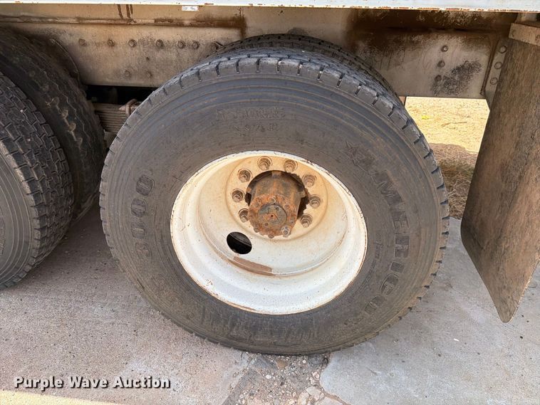 image for item DV8605 1995 International F4900 digger derrick truck