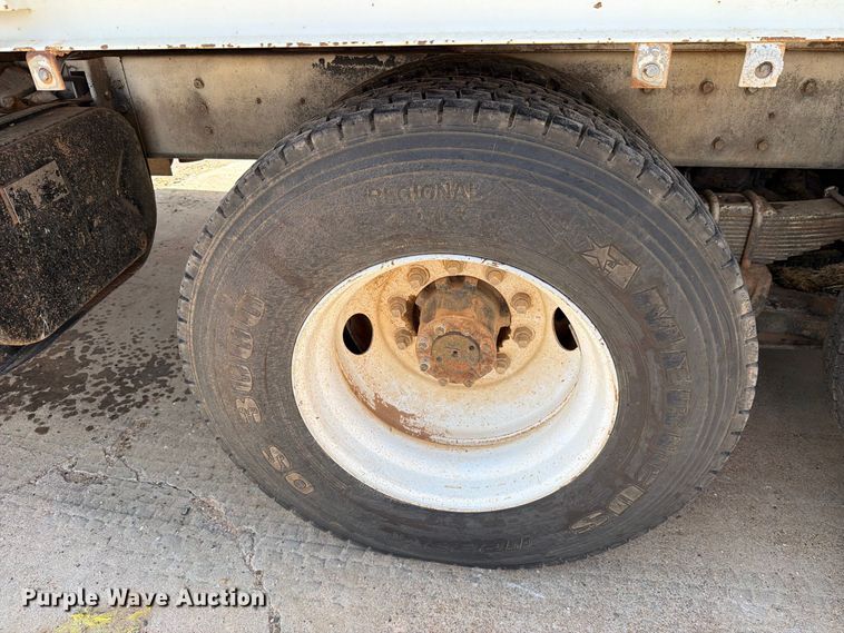 image for item DV8605 1995 International F4900 digger derrick truck