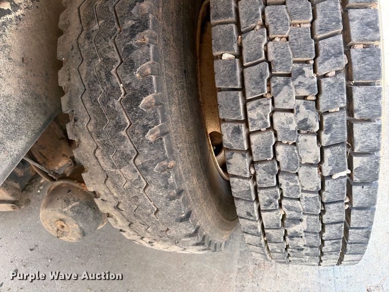 image for item DV8605 1995 International F4900 digger derrick truck
