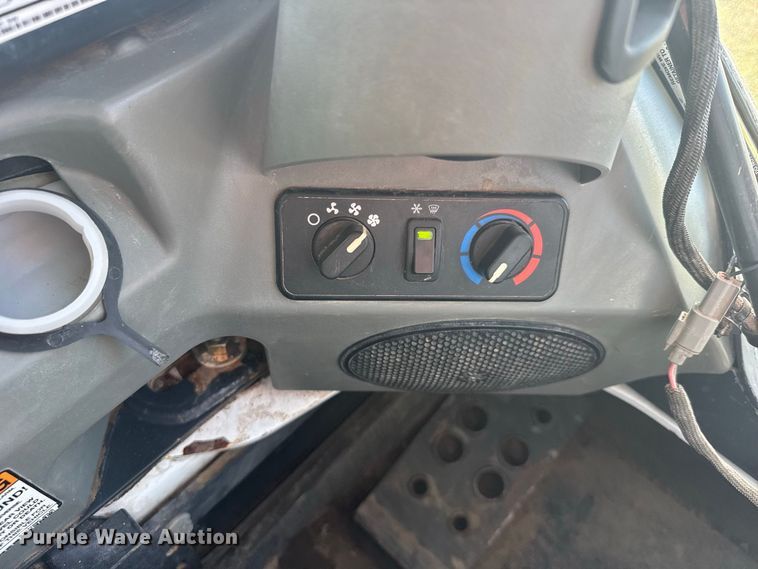 image for item DY3264 2016 Bobcat T740 tracked skid steer loader