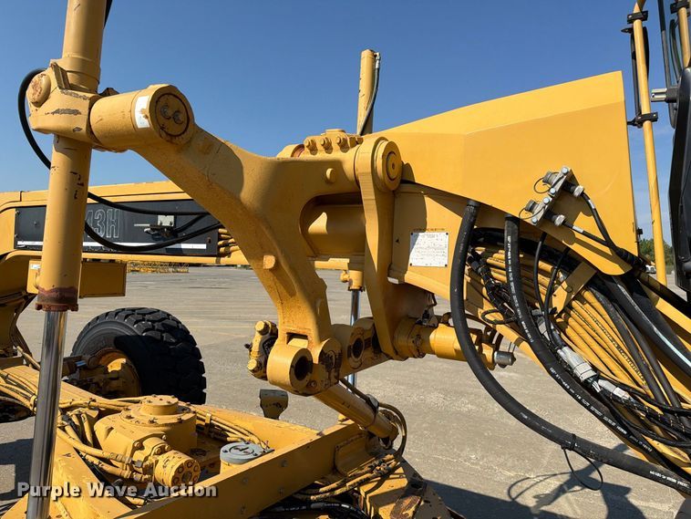 image for item DZ4696 2001 Caterpillar 143H motor grader