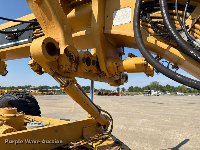 image for item DZ4696 2001 Caterpillar 143H motor grader