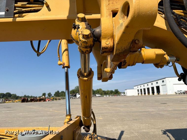 image for item DZ4696 2001 Caterpillar 143H motor grader
