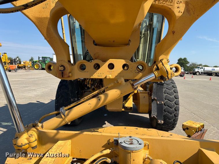image for item DZ4696 2001 Caterpillar 143H motor grader