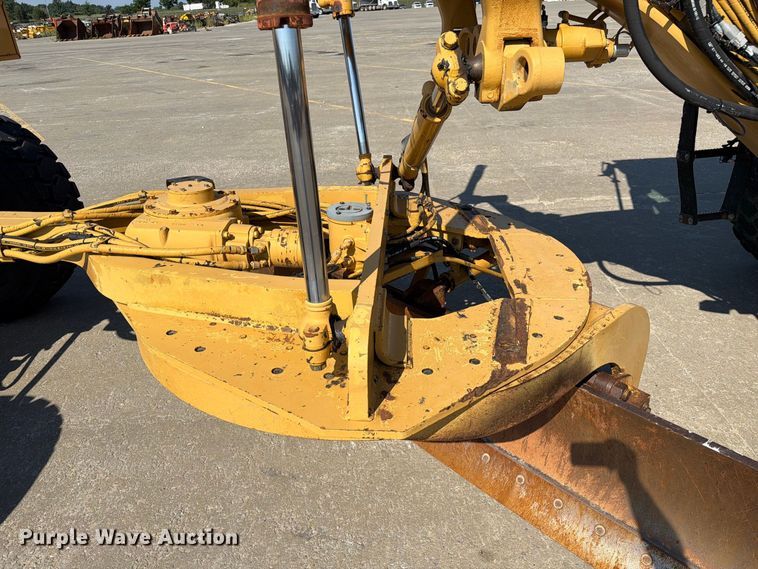image for item DZ4696 2001 Caterpillar 143H motor grader