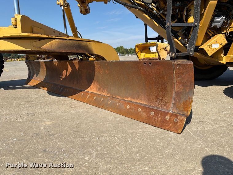 image for item DZ4696 2001 Caterpillar 143H motor grader