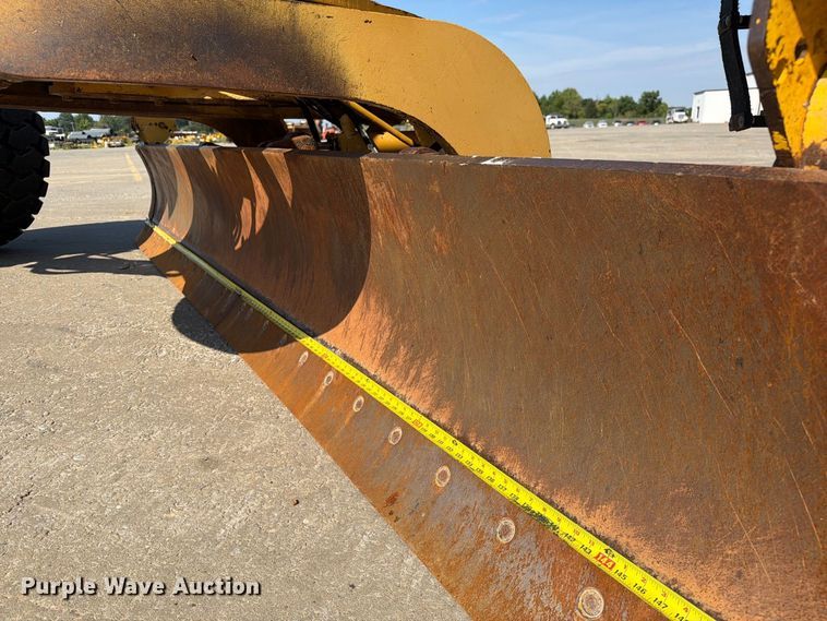 image for item DZ4696 2001 Caterpillar 143H motor grader