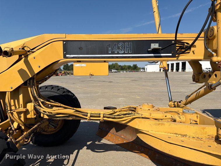 image for item DZ4696 2001 Caterpillar 143H motor grader