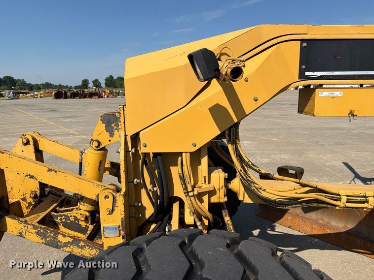image for item DZ4696 2001 Caterpillar 143H motor grader