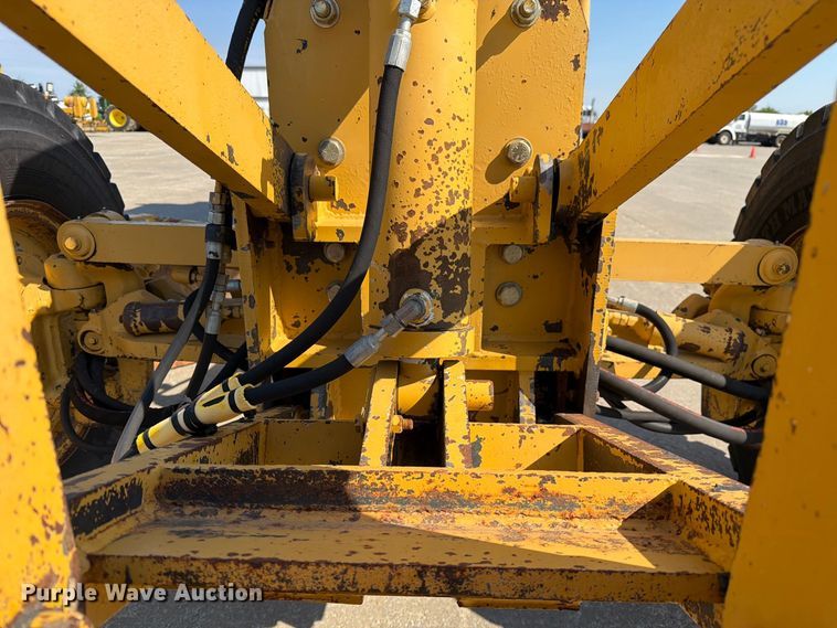 image for item DZ4696 2001 Caterpillar 143H motor grader