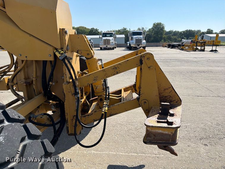 image for item DZ4696 2001 Caterpillar 143H motor grader
