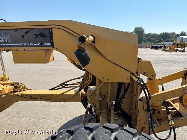image for item DZ4696 2001 Caterpillar 143H motor grader