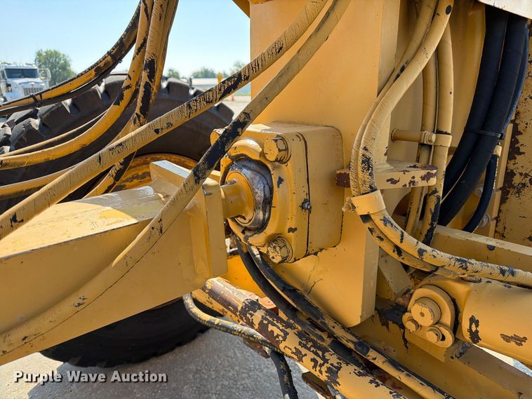 image for item DZ4696 2001 Caterpillar 143H motor grader
