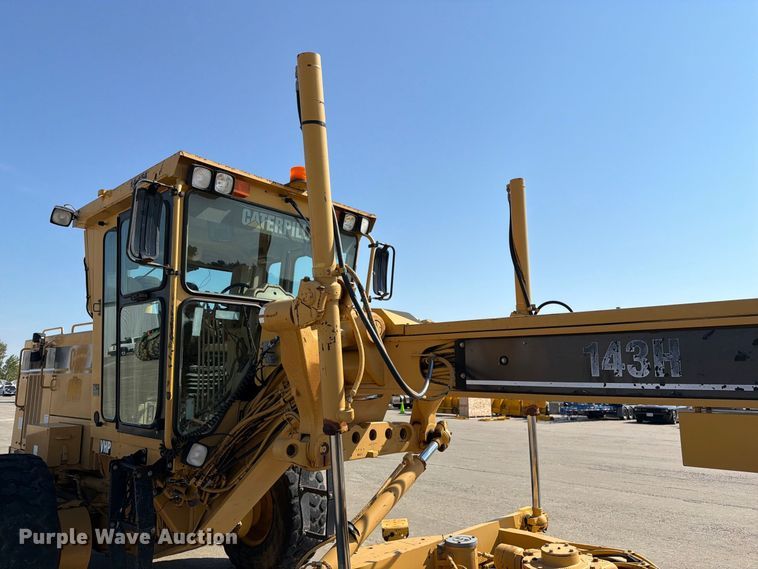 image for item DZ4696 2001 Caterpillar 143H motor grader