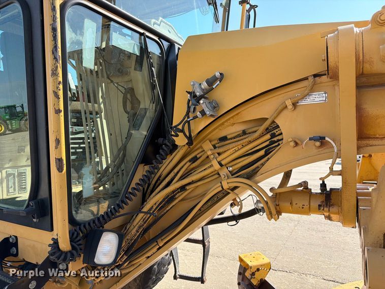 image for item DZ4696 2001 Caterpillar 143H motor grader