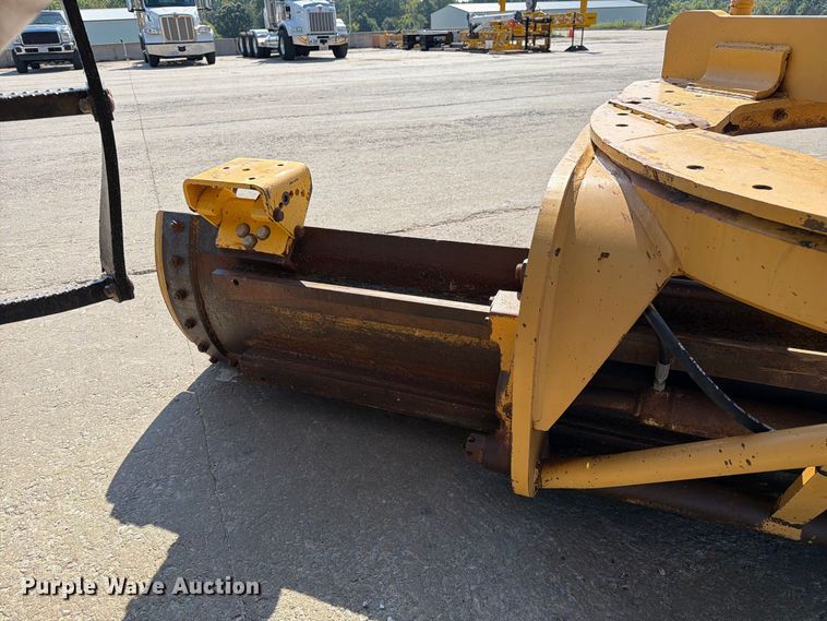 image for item DZ4696 2001 Caterpillar 143H motor grader