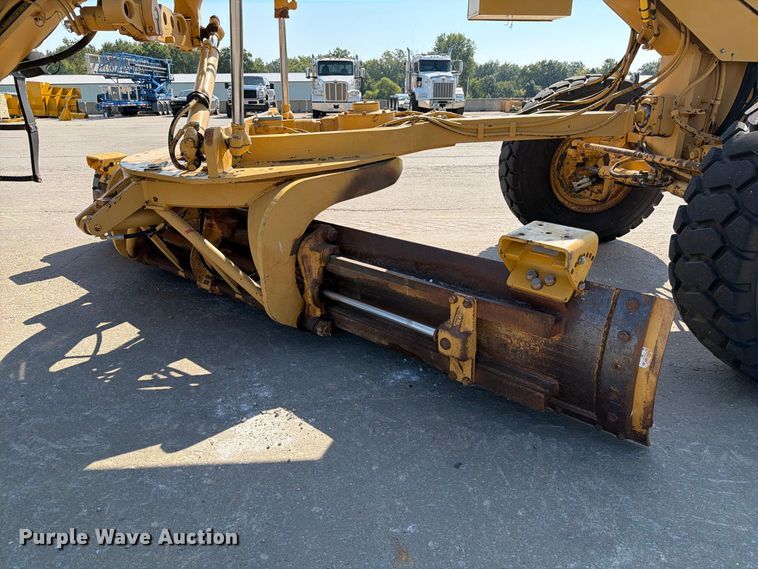 image for item DZ4696 2001 Caterpillar 143H motor grader