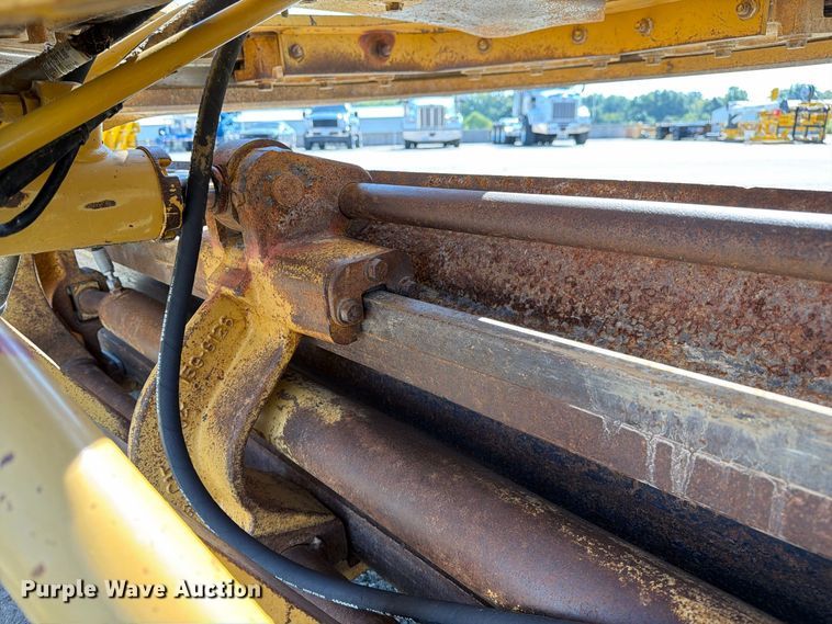 image for item DZ4696 2001 Caterpillar 143H motor grader