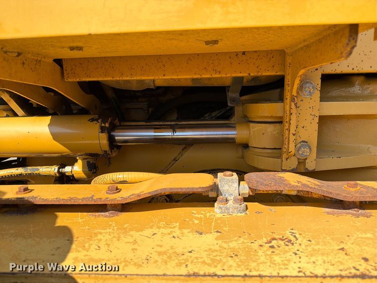 image for item DZ4696 2001 Caterpillar 143H motor grader
