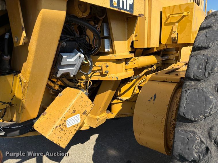 image for item DZ4696 2001 Caterpillar 143H motor grader