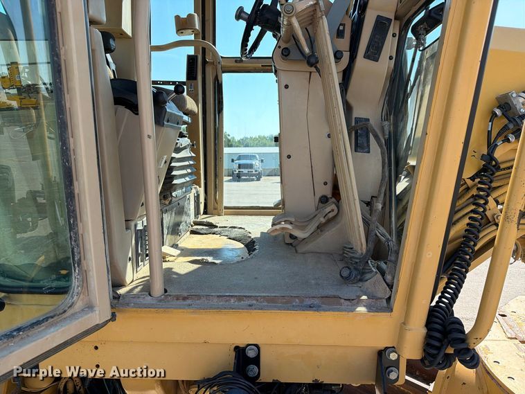image for item DZ4696 2001 Caterpillar 143H motor grader