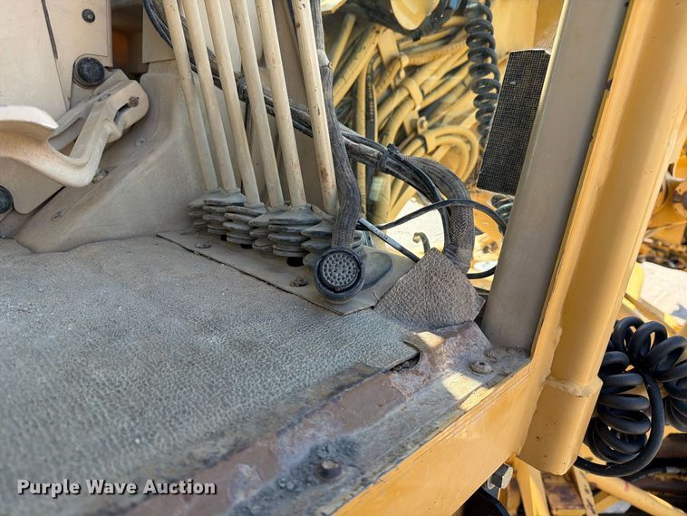 image for item DZ4696 2001 Caterpillar 143H motor grader