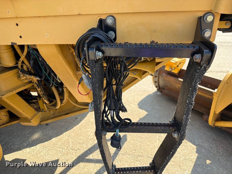 image for item DZ4696 2001 Caterpillar 143H motor grader