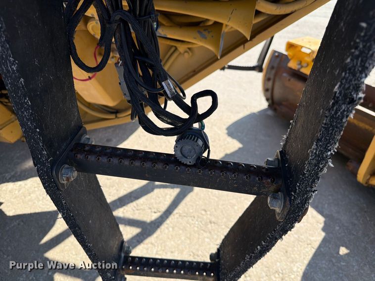 image for item DZ4696 2001 Caterpillar 143H motor grader
