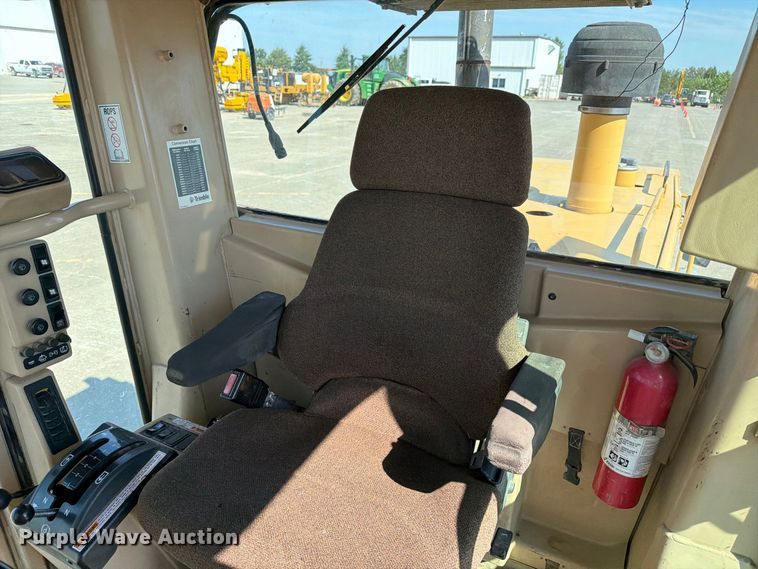 image for item DZ4696 2001 Caterpillar 143H motor grader