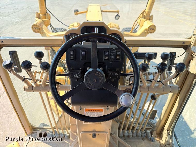 image for item DZ4696 2001 Caterpillar 143H motor grader