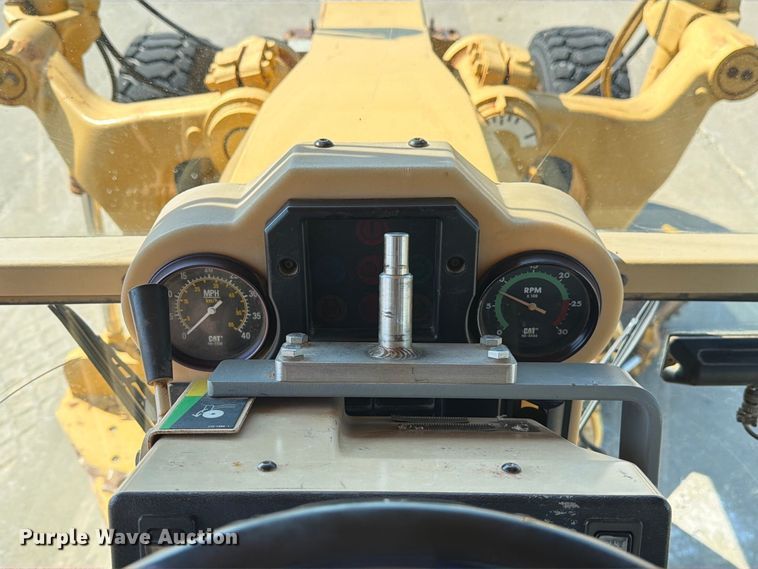 image for item DZ4696 2001 Caterpillar 143H motor grader