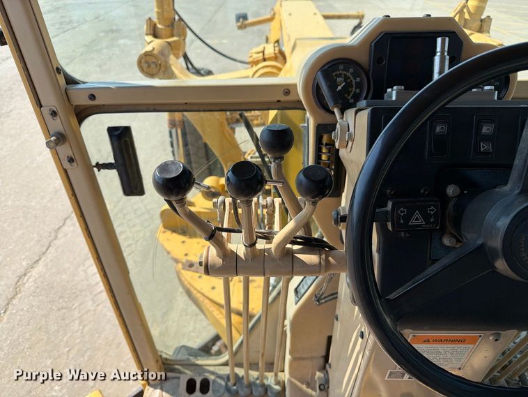 image for item DZ4696 2001 Caterpillar 143H motor grader