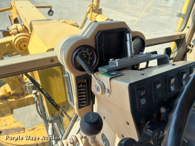 image for item DZ4696 2001 Caterpillar 143H motor grader