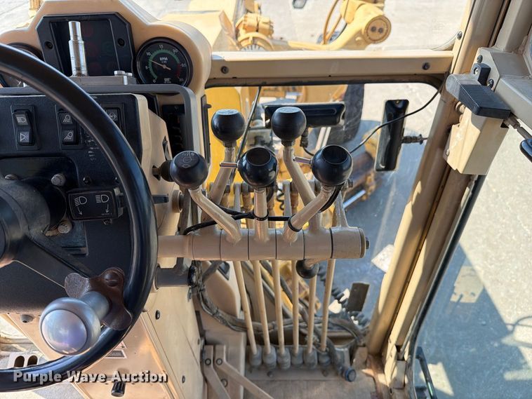 image for item DZ4696 2001 Caterpillar 143H motor grader